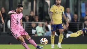alt Latinos en la MLS, el argentino Lionel Messi disputa un balón ante el colombiano Cristian Arango