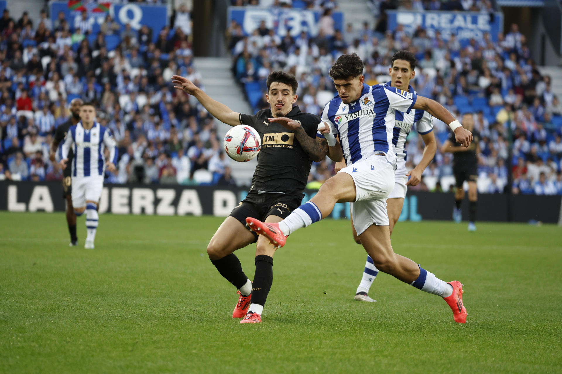 El defensa de la Real Sociedad Javi López (d) juega un balón ante Diego López, del Valencia, durante el partido de LaLiga en Primera División en el Reale Arena, en San Sebastián. EFE/Javier Etxezarreta 