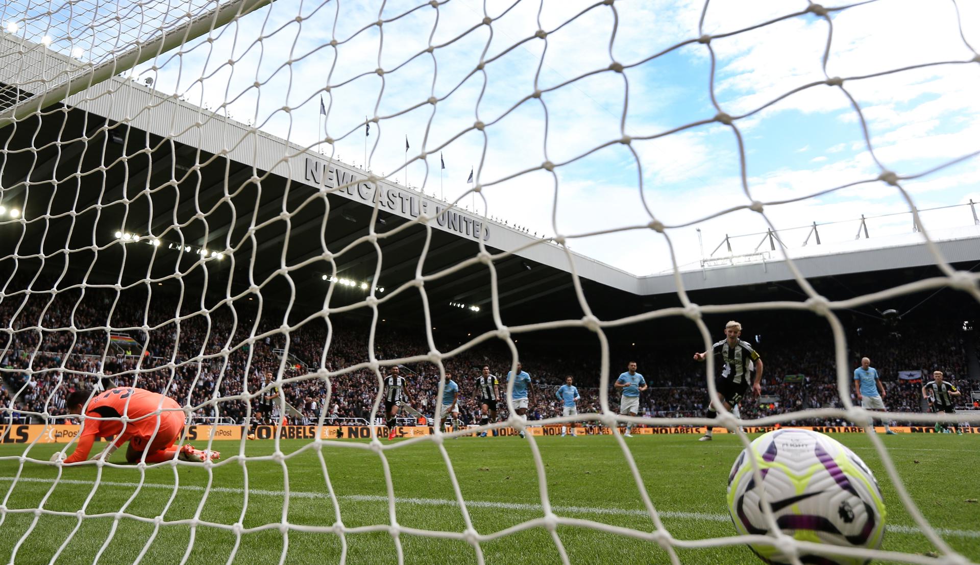 Anthony Gordon, jugador del Newcastle convierte el penalti del 1-1 durante el partido de la Premier League que han jugado Newcastle United y Manchester City, en Newcastle, Reino Unido. EFE/EPA/ADAM VAUGHAN 