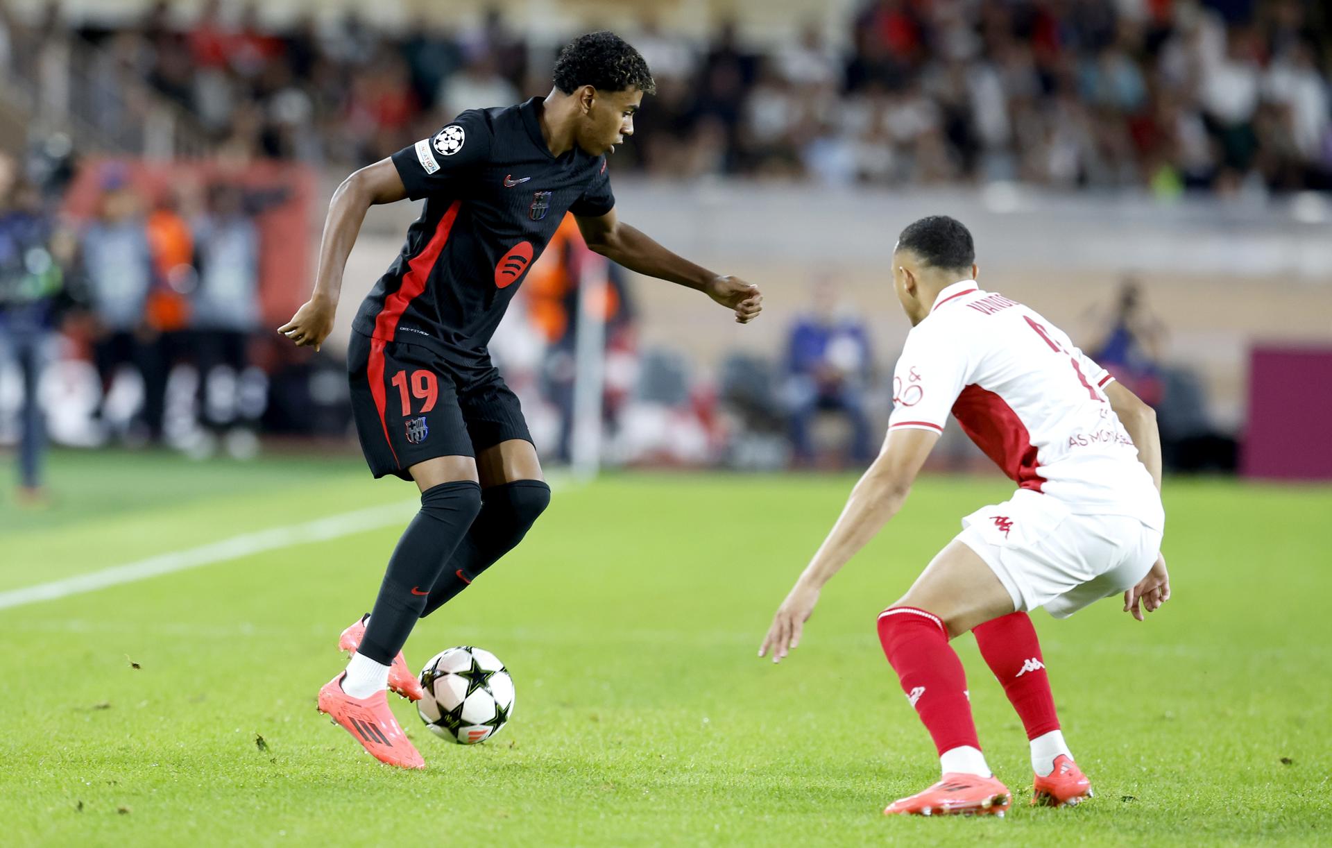 El jugador del Mónaco Vanderson (d) en acción en defensa ante Lamine Yamal durante el partido de la UEFA Champions League que han jugado AS Monaco y Barcelona en Monaco. EFE/EPA/SEBASTIEN NOGIER 