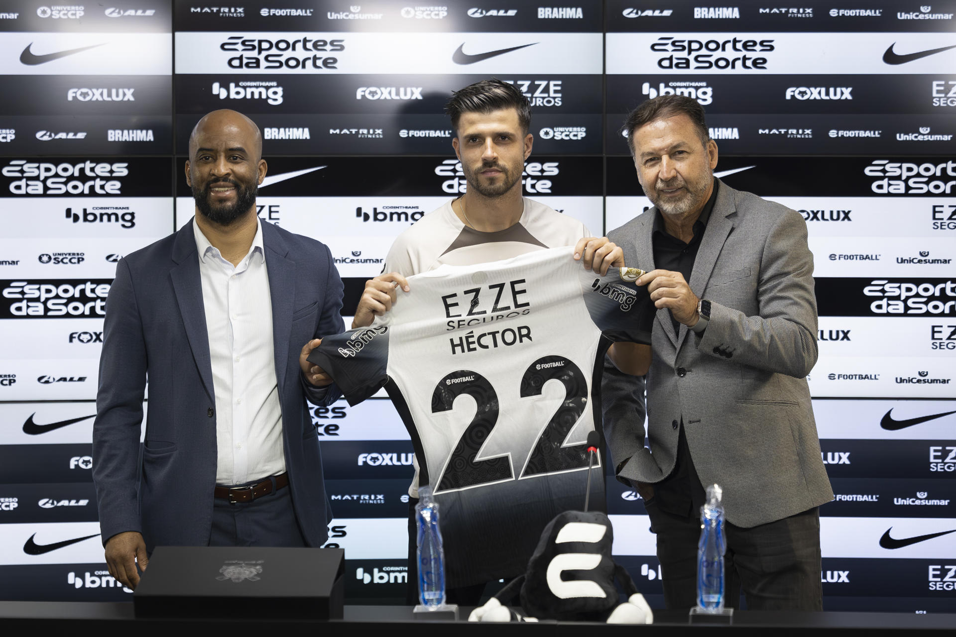 El delantero español Héctor Hernández posa en la rueda de prensa donde fue presentado como nuevo jugador del Corinthians). EFE/ Isaac Fontana 