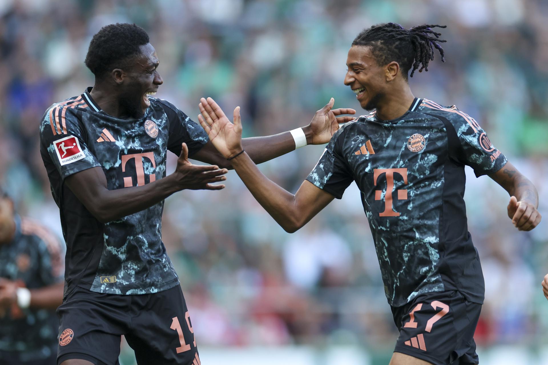 Los jugadores del Bayern Múnich Michael Olise (d) celebra con su compañerp Alphonso Davies el 0-4 durante el partido de la Bundesliga que han jugado SV Werder Bremen y FC Bayern Munich en Bremen, Alemania EFE/EPA/CHRISTOPHER NEUNDORF