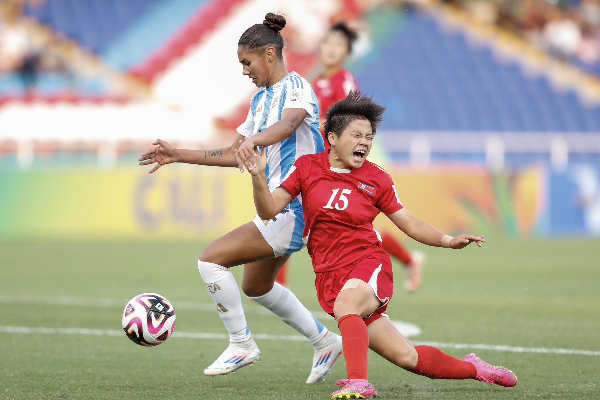 Choe Il Son (d) de Corea disputa un balón con Camila Duarte de Argentina en un partido del grupo F de la Copa Mundial Femenina sub-20. EFE/ Ernesto Guzmán Jr. 