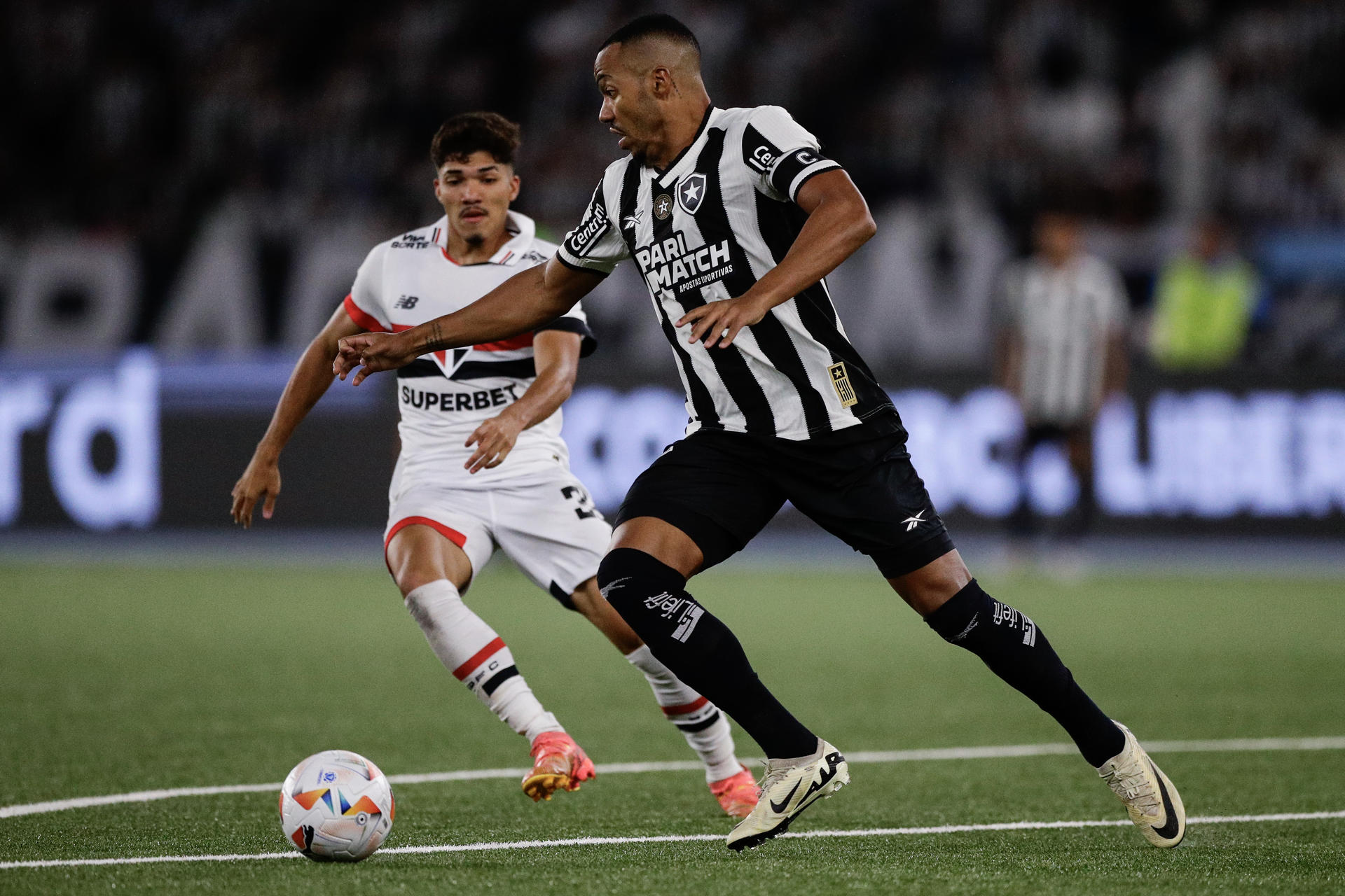 Marlon Freitas (d), de Botafogo, fue registrado este miércoles, 18 de septiembre, al disputar un balón con William Gomes, de Sao Paulo, este miércoles, durante el partido de ida de esta llave de los cuartos de final de la Copa Libertadores, en el en el estadio Olímpico Nilton Santos de Río de Janeiro (Brasil). EFE/Andre Coelho 