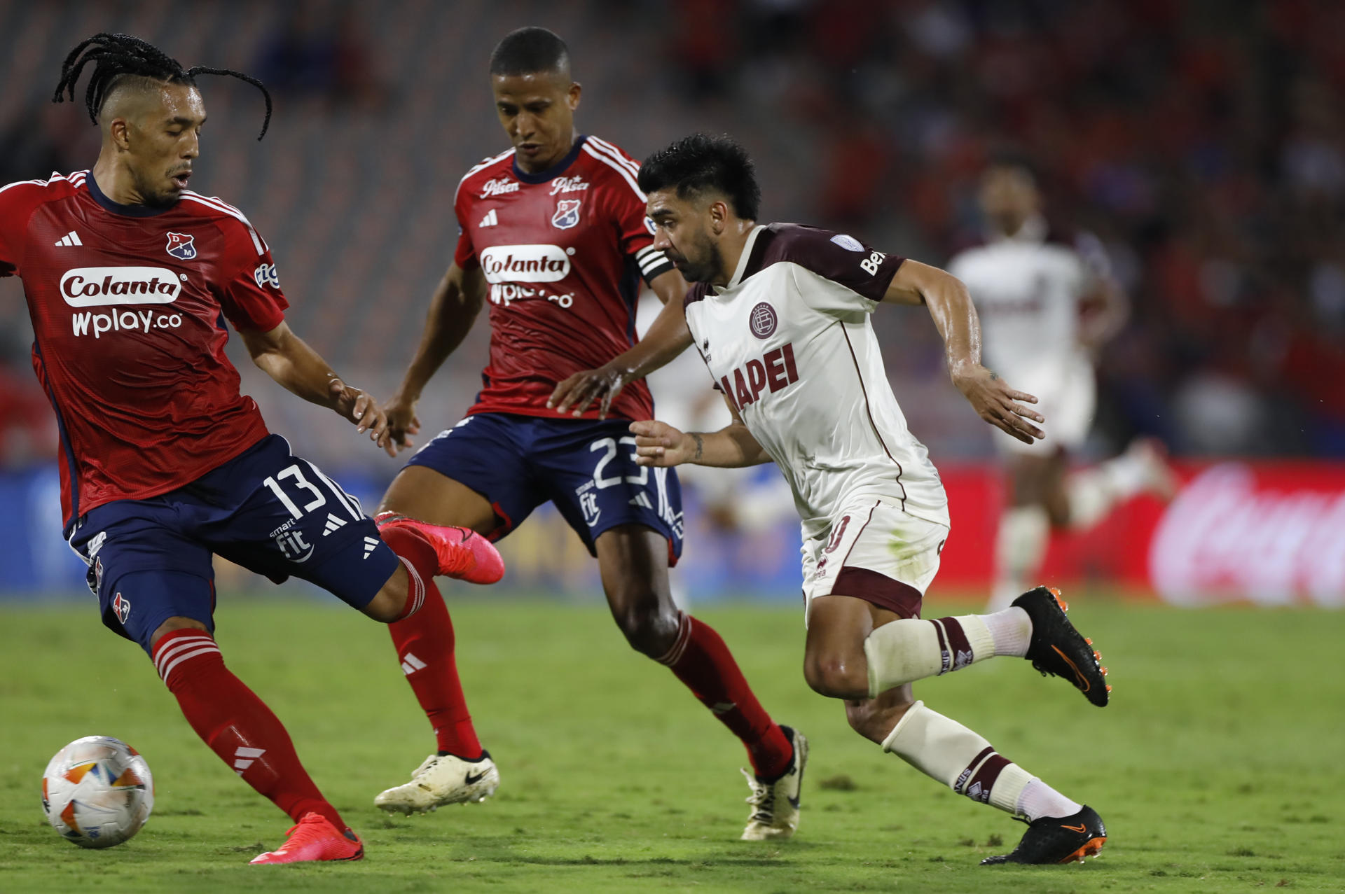 Daniel Londoño (i) de Medellín disputa un balón con Marcelino Moreno (d) de Lanús en el partido de vuelta de cuartos de final de la Copa Sudamericana. EFE/ Luis Eduardo Noriega Arboleda 