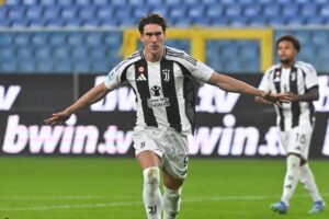 El delantero del Juventus Dusa Vlahovic celebra su gol durante el partido de la Serie A que han jugado Genoa CFC y Juventus FC en el Luigi Ferraris stadium de Génova, Italia. EFE/EPA/LUCA ZENNARO