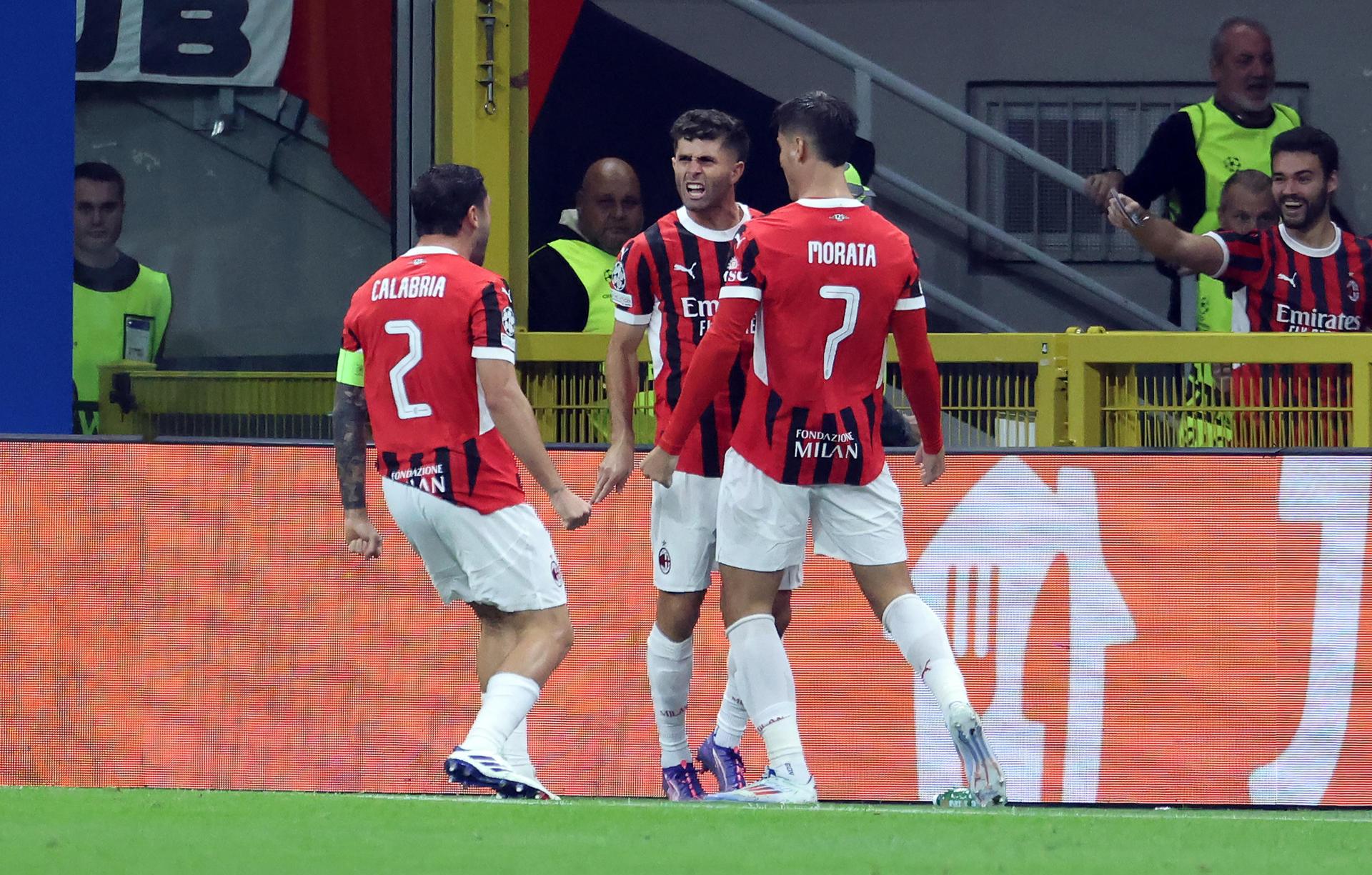 El jugador del AC Milan Christian Pulisic (C) durante el partido de UEFA Champions League que han jugado AC Milan y Liverpool FC en el Giuseppe Meazza stadium en Milan, Italia. EFE/EPA/MATTEO BAZZI 