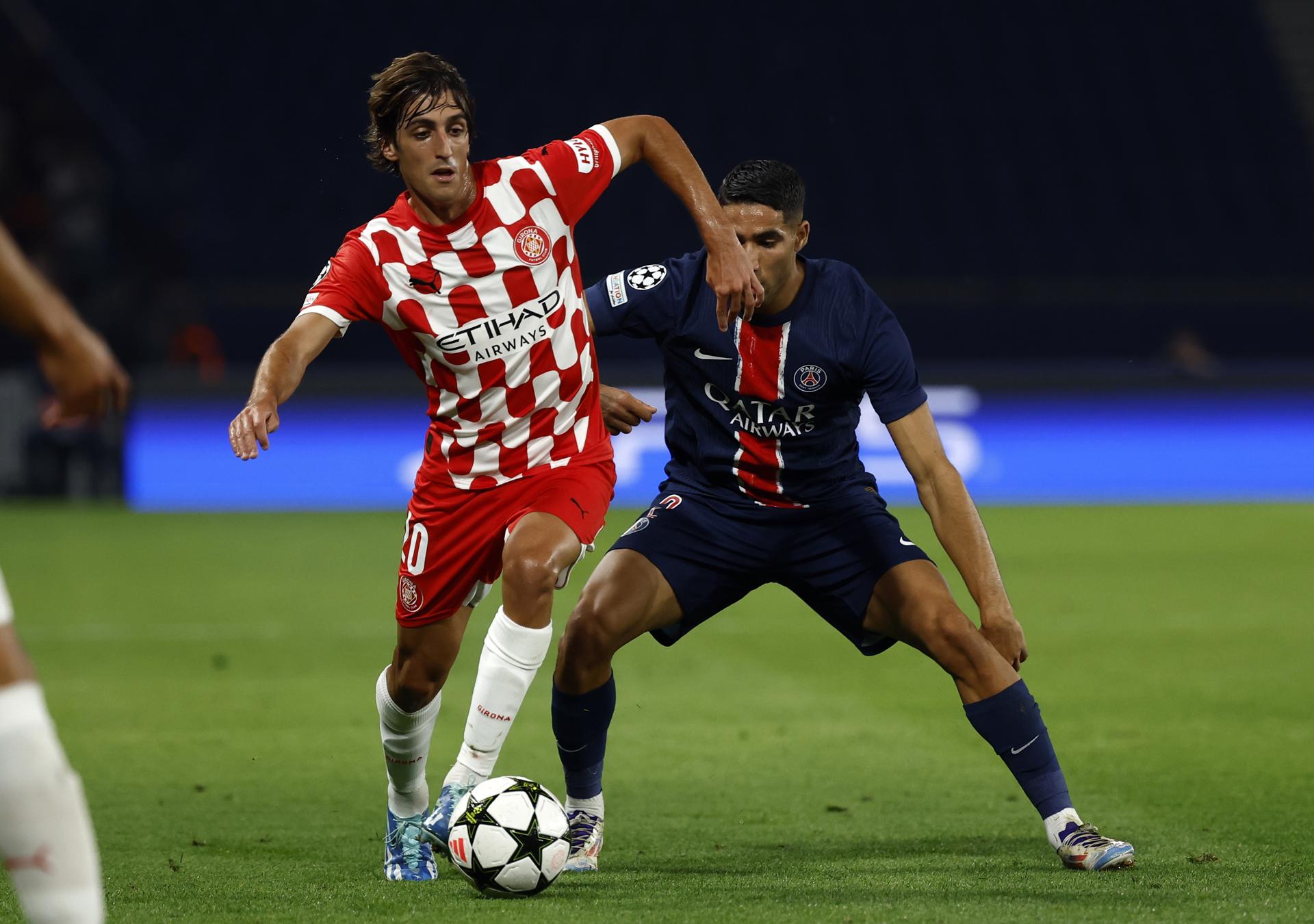 El defensa Achraf Hakimi (d) en actión ante Bryan Gil, del Girona, durante el partido de la primera jornada de la UEFA Champions League jugado en el Parque de los Príncipes. EFE/EPA/YOAN VALAT 