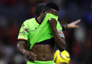 ALT El colombiano Hurtado libra con éxito cirugía y regresará a la cancha en cuatro meses