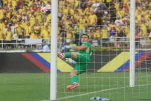 alt 'Dibu' Martínez, sancionado por la FIFA, no podrá jugar contra Venezuela ni Bolivia