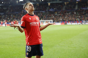 El delantero de Osasuna Bryan Zaragoza celebra tras marcar el segundo gol ante el Barcelona, durante el partido de LaLiga en Primera División en el estadio de El Sadar, en Pamplona. EFE/Villar López