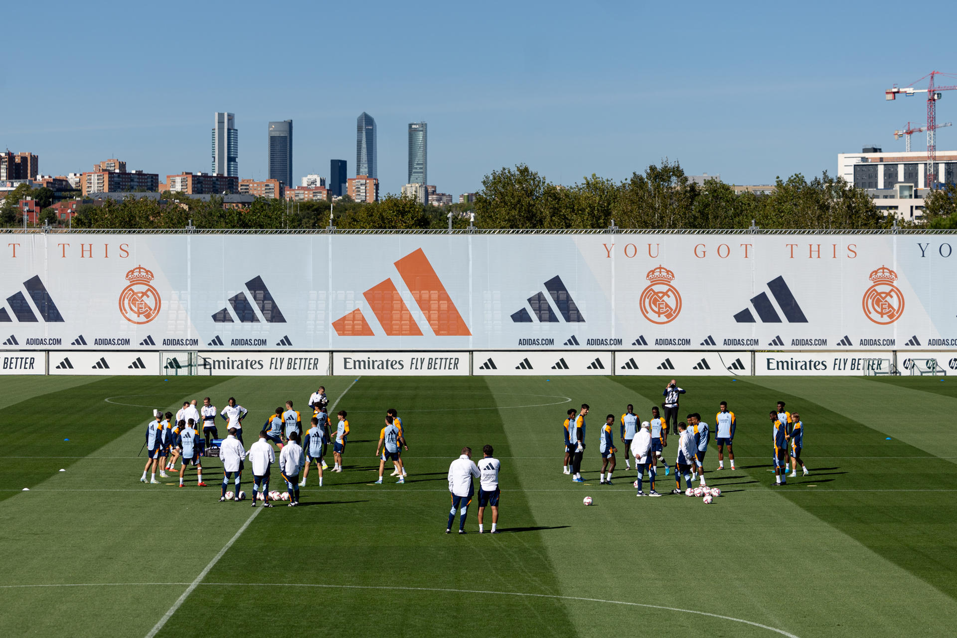 Los jugadores del Real Madrid durante el entrenamiento del equipo en la Ciudad Deportiva de Valdebebas antes de su enfrentamiento liguero contra el Atlético de Madrid. EFE/ Daniel González
