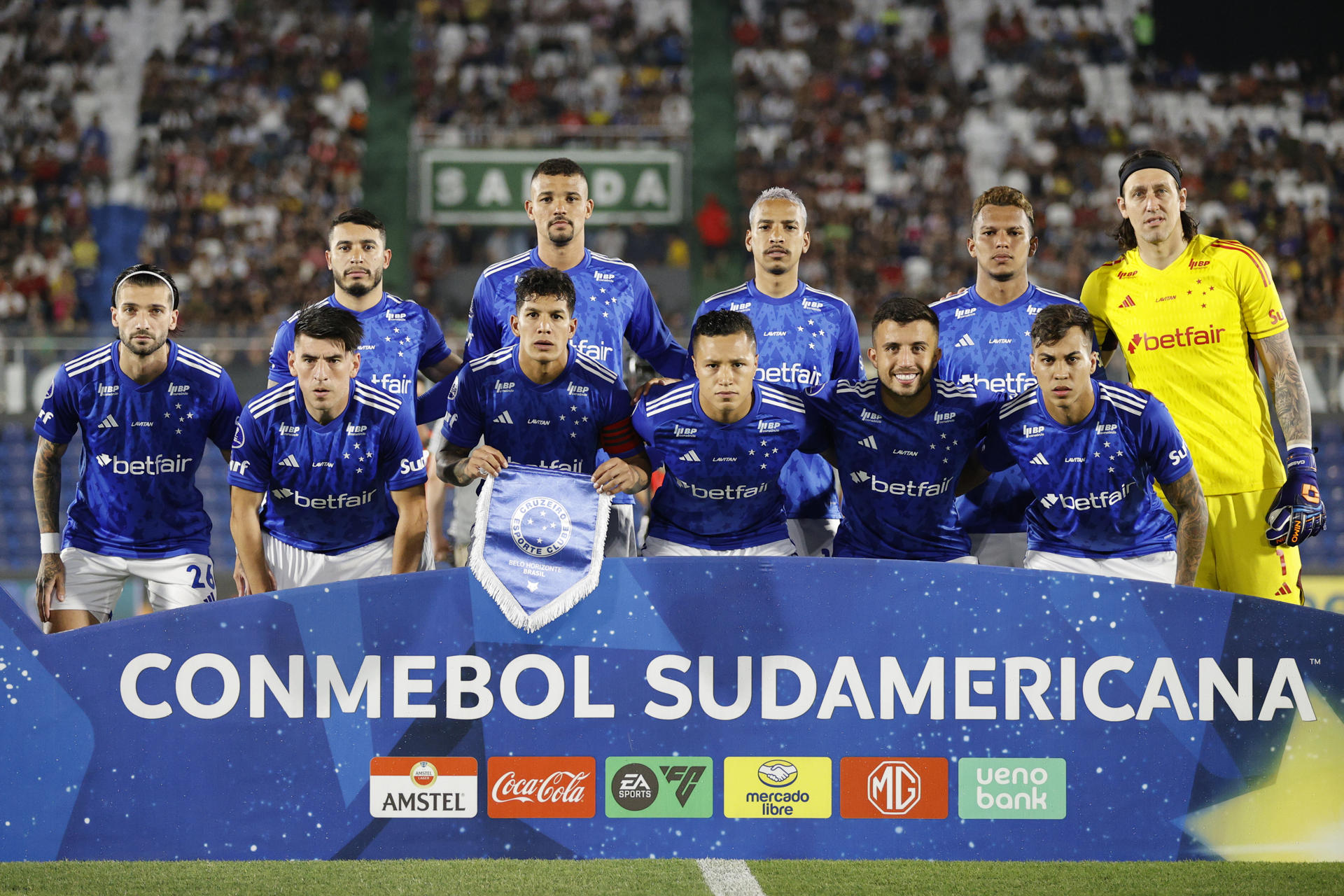 Jugadores de Cruzeiro forman en un partido de la Copa Sudamericana. EFE/ Juan Pablo Pino