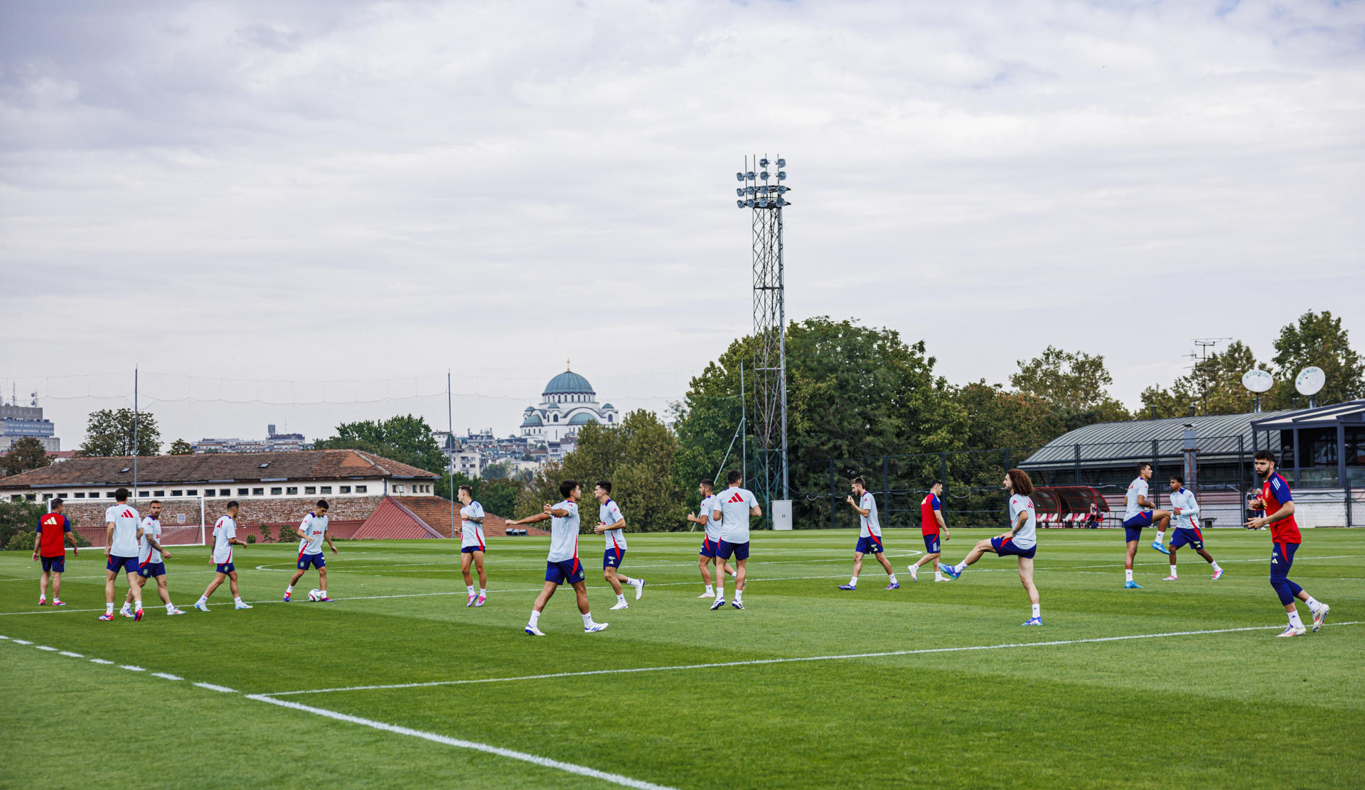 La selección española durante el entrenamiento realizado en Belgrado, antes de eemprender viaje hacia Ginebra , donde el domingo se enfrenta a la de Suiza en su segundo compromiso en el torneo en el que defiende el título. EFE/RFEF *****SOLO USO EDITORIAL/SOLO DISPONIBLE PARA ILUSTRAR LA NOTICIA QUE ACOMPAÑA (CRÉDITO OBLIGATORIO) ***** 