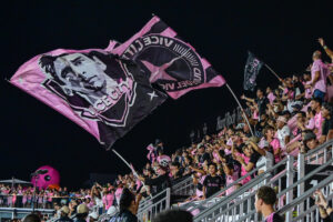 Fanáticos del Inter Miami muestran una bandera durante un partido de fútbol de la Major League Soccer (MLS). EFE/ Giorgio Viera