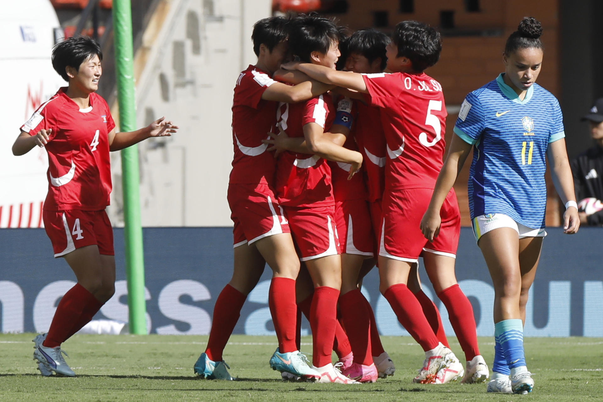 Jugadoras de RDP de Corea celebran un gol ante Brasil en un partido de cuartos del Mundial Femenino sub-20. EFE/ Luis Eduardo Noriega Arboleda