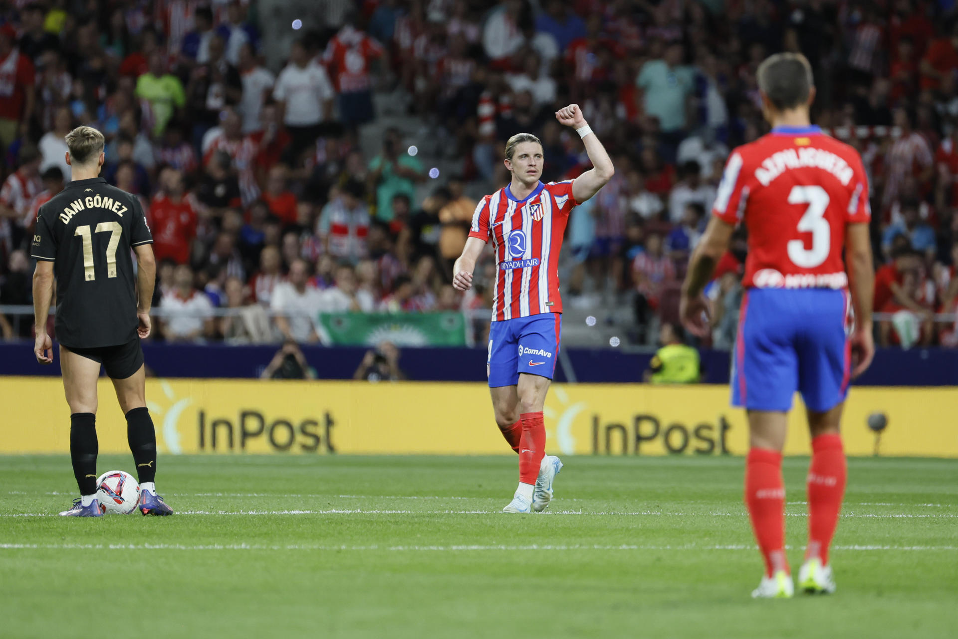 El centrocampista británico del Atlético de Madrid Conor Gallagher (c) celebra tras marcar el 1-0 durante el partido de la quinta jornada de LaLiga EA Sports entre el Atlético de Madrid y el Valencia CF, este domingo en el Cívitas Metropolitano de la capital española. EFE/ Ballesteros 