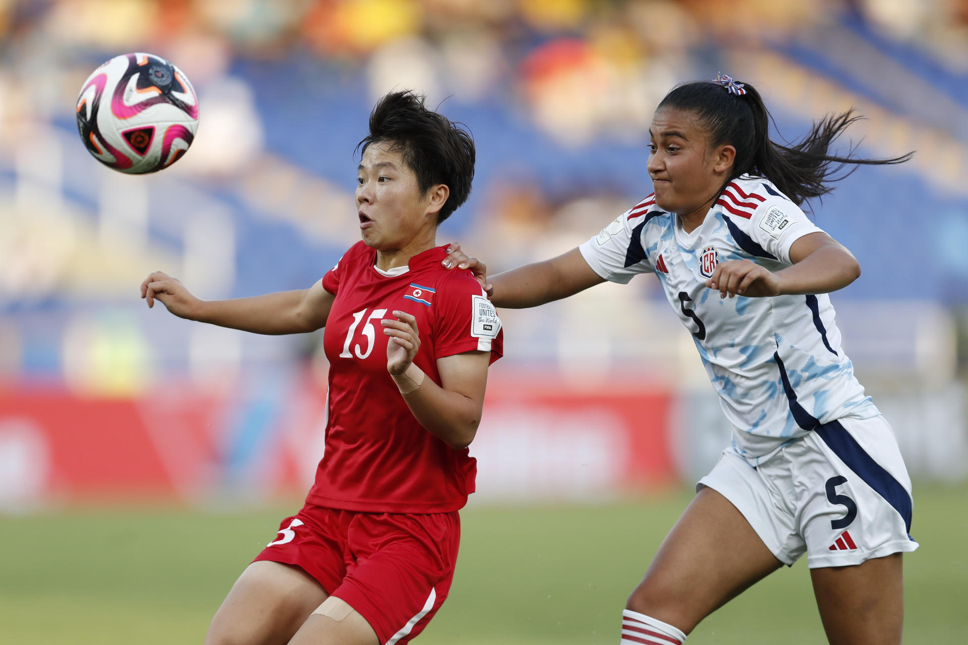 Il Son Choe (i) de Corea del Norte disputa el balón con Saray Benavides de Costa Rica en un partido del grupo F de la Copa Mundial Femenina sub-20. EFE/ Ernesto Guzmán Jr.