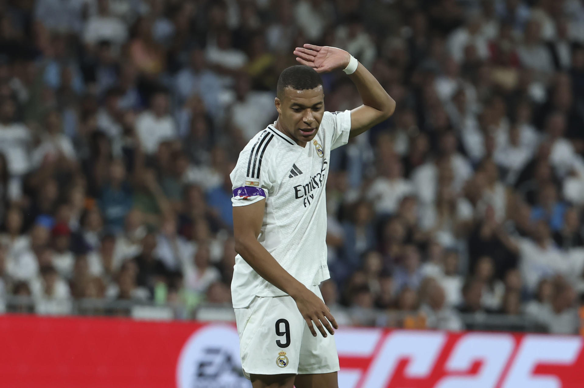 El delantero francés del Real Madrid Kylian Mbappé se queja tras recibir una tarjeta amarilla durante el encuentro correspondiente a la sexta jornada de Laliga EA Sports en el estadio Santiago Bernábeu, en Madrid. EFE/Kiko Huesca.