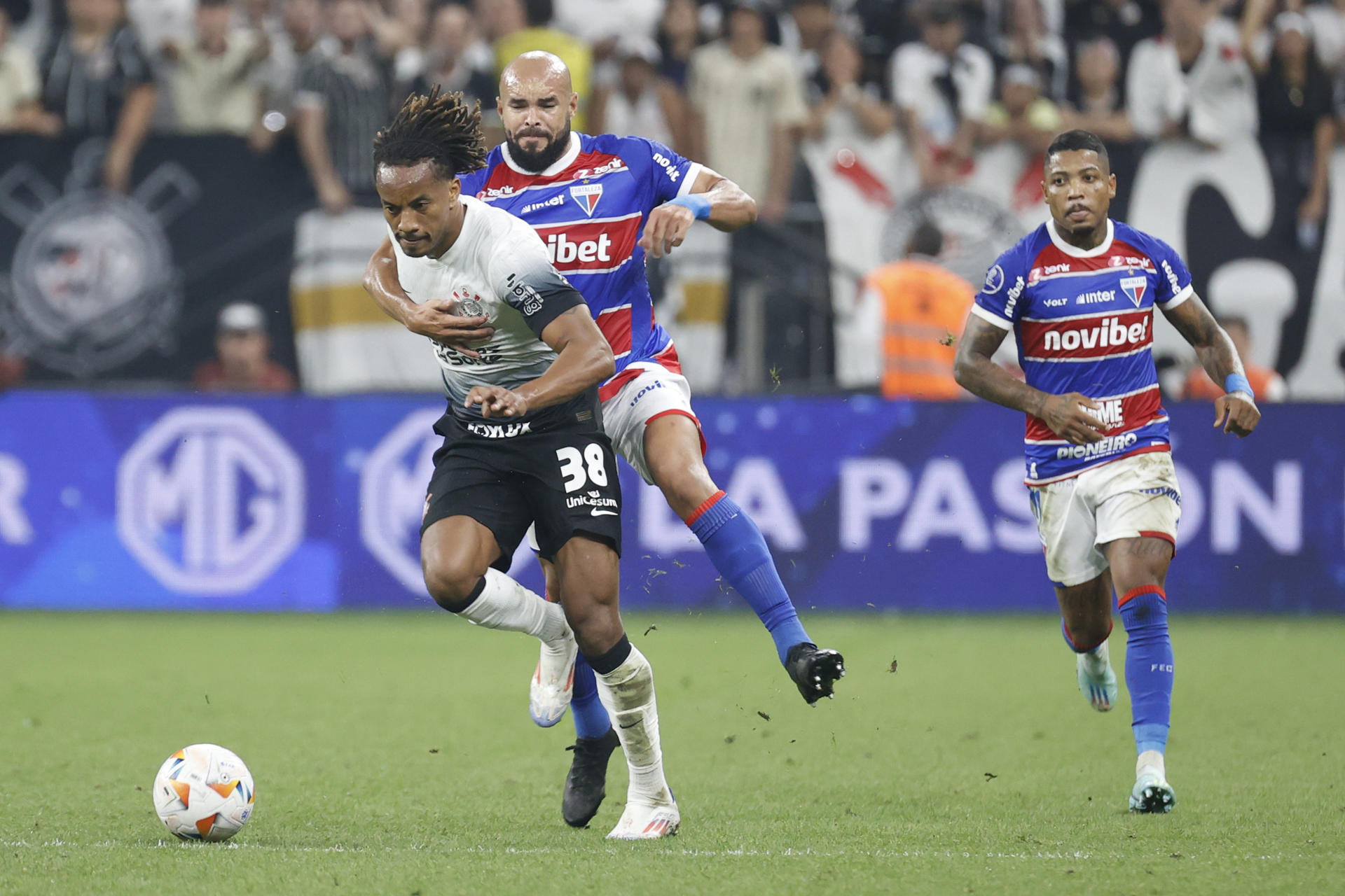 André Carrillo (i) de Corinthians disputa el balón con Zé Welison (c) de Fortaleza en el partido de vuelta de cuartos de final de la Copa Sudamericana. EFE/ Sebastiao Moreira