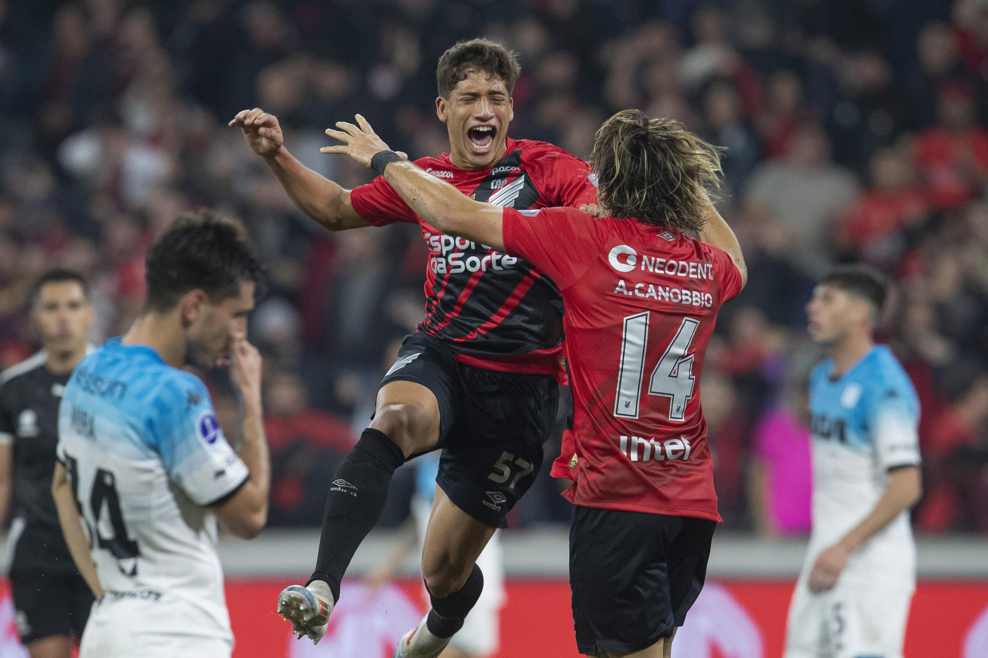 João Cruz (i) de Paranaense celebra su gol en el partido de ida de cuartos de final de la Copa Sudamericana. EFE/ Hedeson Alves
