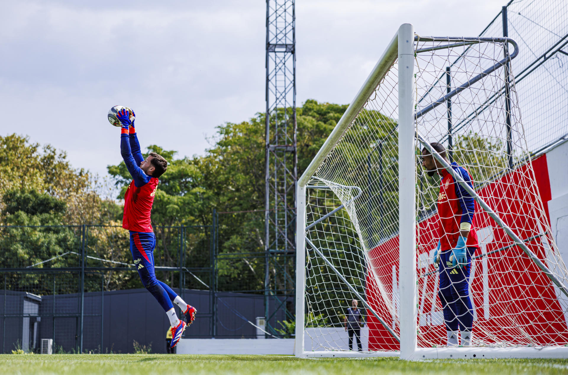 La selección española durante el entrenamiento realizado en Belgrado, antes de eemprender viaje hacia Ginebra , donde el domingo se enfrenta a la de Suiza en su segundo compromiso en el torneo en el que defiende el título. EFE/RFEF *****SOLO USO EDITORIAL/SOLO DISPONIBLE PARA ILUSTRAR LA NOTICIA QUE ACOMPAÑA (CRÉDITO OBLIGATORIO) ***** 