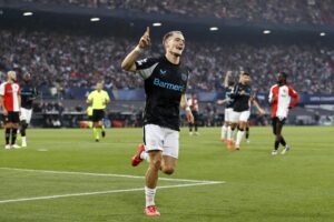 El jugador alemán Florian Wirtz, del Bayer 04 Leverkusen, celebra el 1-0 durante el partido de la UEFA Champions League que han jugado Feyenoord Rotterdam y Bayer 04 Leverkusen en el Feyenoord Stadion de Kuip en Rotterdam, Países Bajos. EFE/EPA/MAURICE VAN STEEN