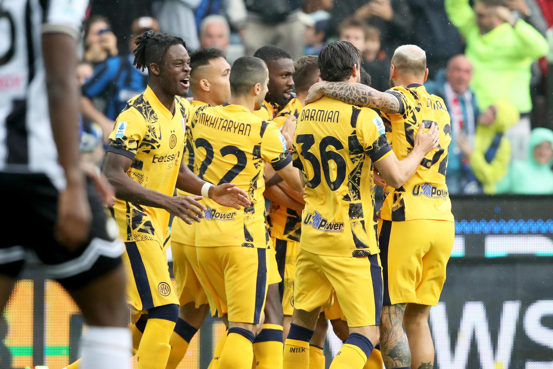 El jugador del Inter Davide Frattesi celebra con sus compañeros un gol en el partido de la Serie A que han jugado Udinese e Inter de Milán en Udine, Italia. EFE/EPA/Gabriele Menis 