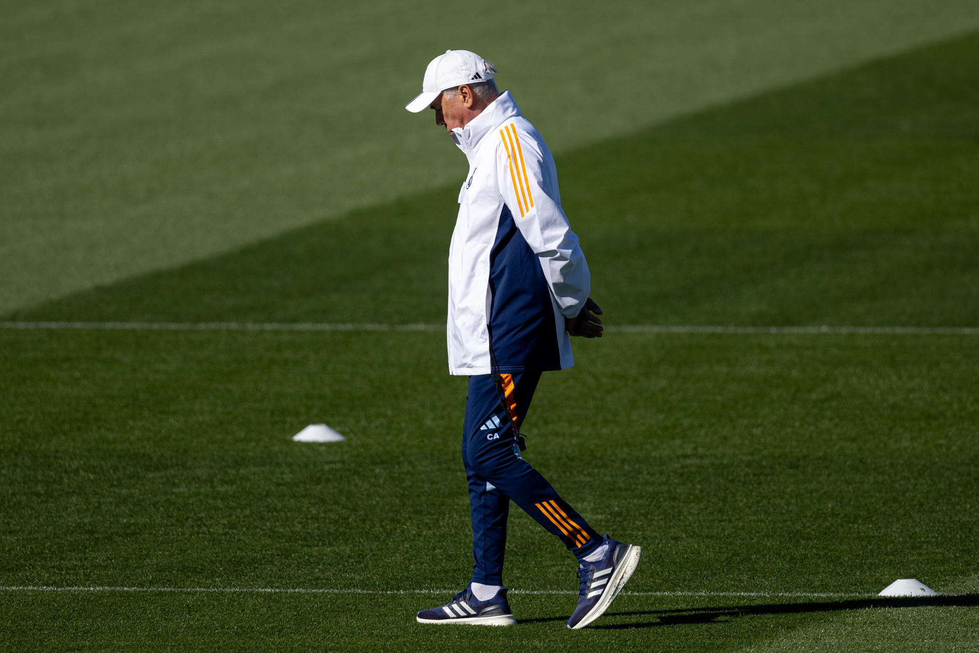 El entrenador del Real Madrid, Carlo Ancelotti durante el entrenamiento del equipo en la Ciudad Deportiva de Valdebebas antes de su enfrentamiento liguero contra el Atlético de Madrid. EFE/ Daniel González 