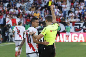 El delantero colombiano del Rayo Vallecano James Rodríguez (i) ve una tarjeta amarilla durante un encuentro correspondiente a la jornada 8 de LaLiga EA Sports disputado entre el Rayo Vallecano y el Leganes en el Estadio de Vallecas en Madrid. EFE/ J.J.Guillén