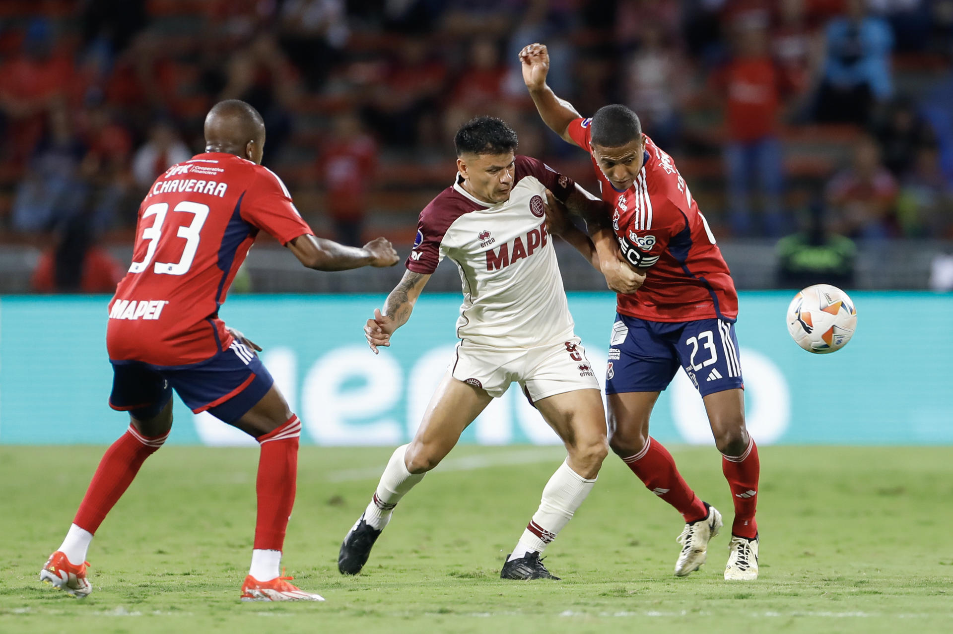 Fainer Torijano (d) de Medellín disputa un balón con Walter Bou (c) de Lanús en el partido de vuelta de cuartos de final de la Copa Sudamericana. EFE/ Luis Eduardo Noriega Arboleda 