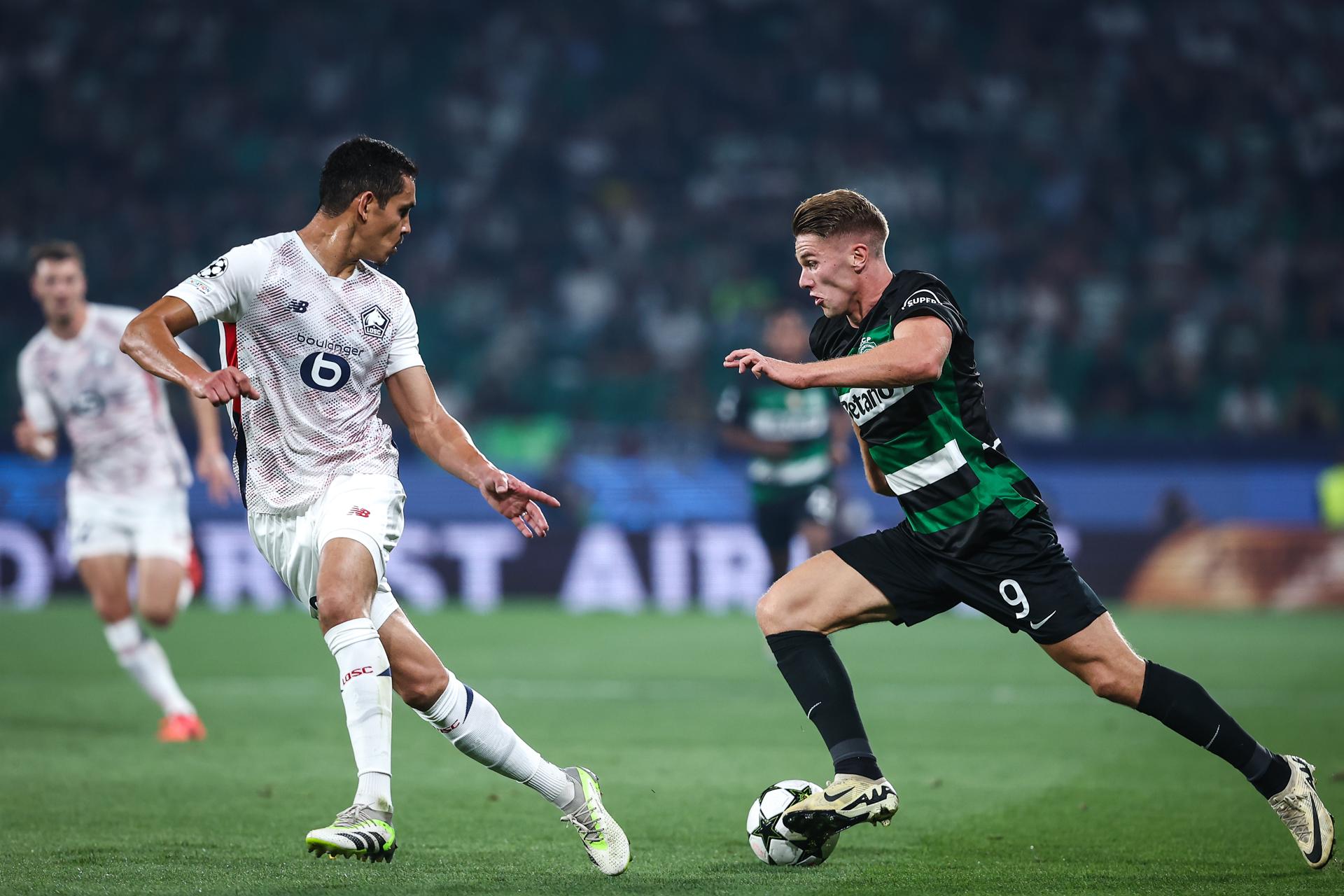 El dlantero sueco Viktor Gyokeres (d) durante el partido de la UEFA Champions League que han jugado Sporting C y LOSC Lille en el Alvalade Stadium, en Lisboa, Portugal. EFE/EPA/RODRIGO ANTUNES