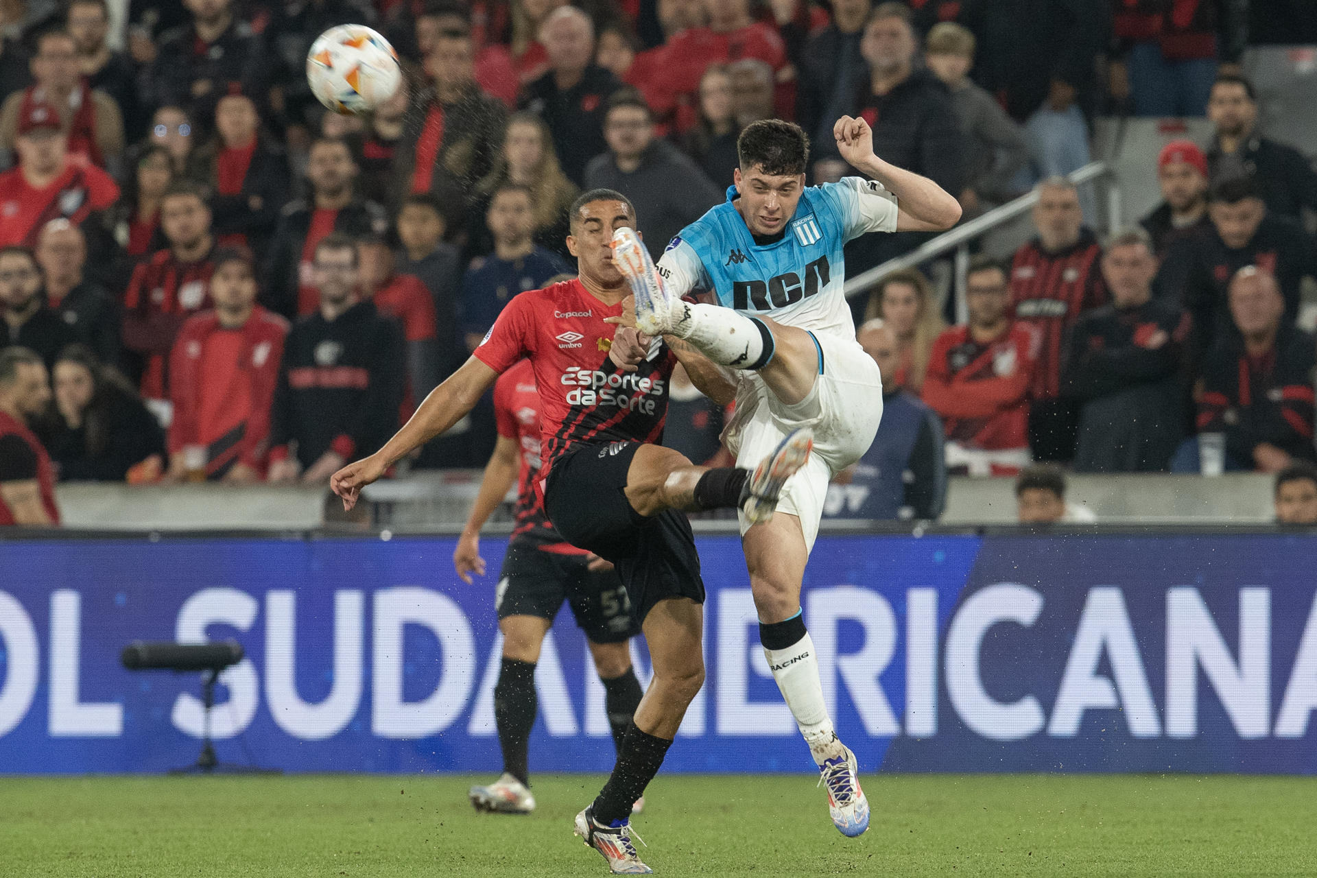 1-0. Athletico Paranaense golpea primero con un latigazo del juvenil brasileño João Cruz