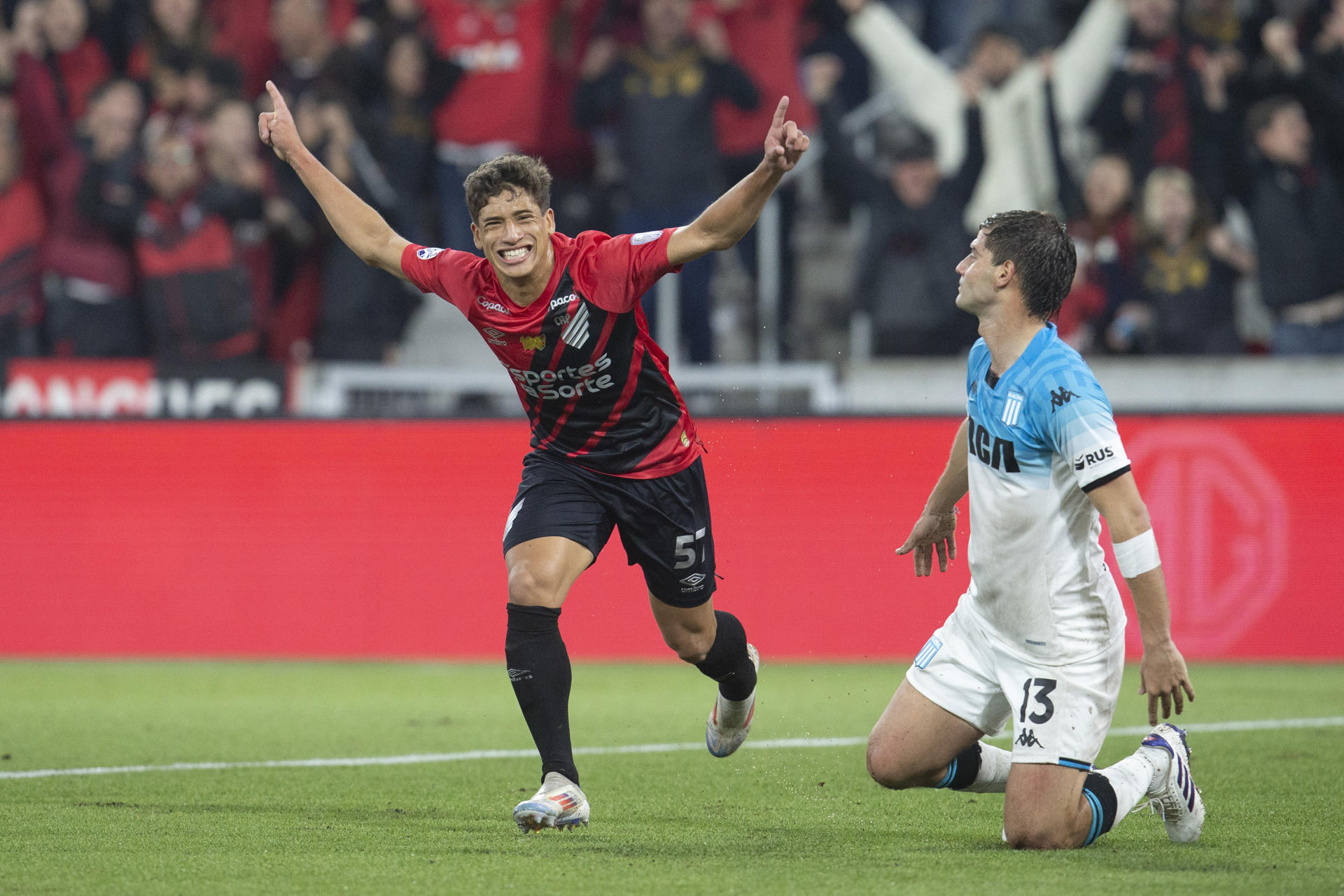 João Cruz (i) de Paranaense celebra su gol en el partido de ida de cuartos de final de la Copa Sudamericana . EFE/ Hedeson Alves
