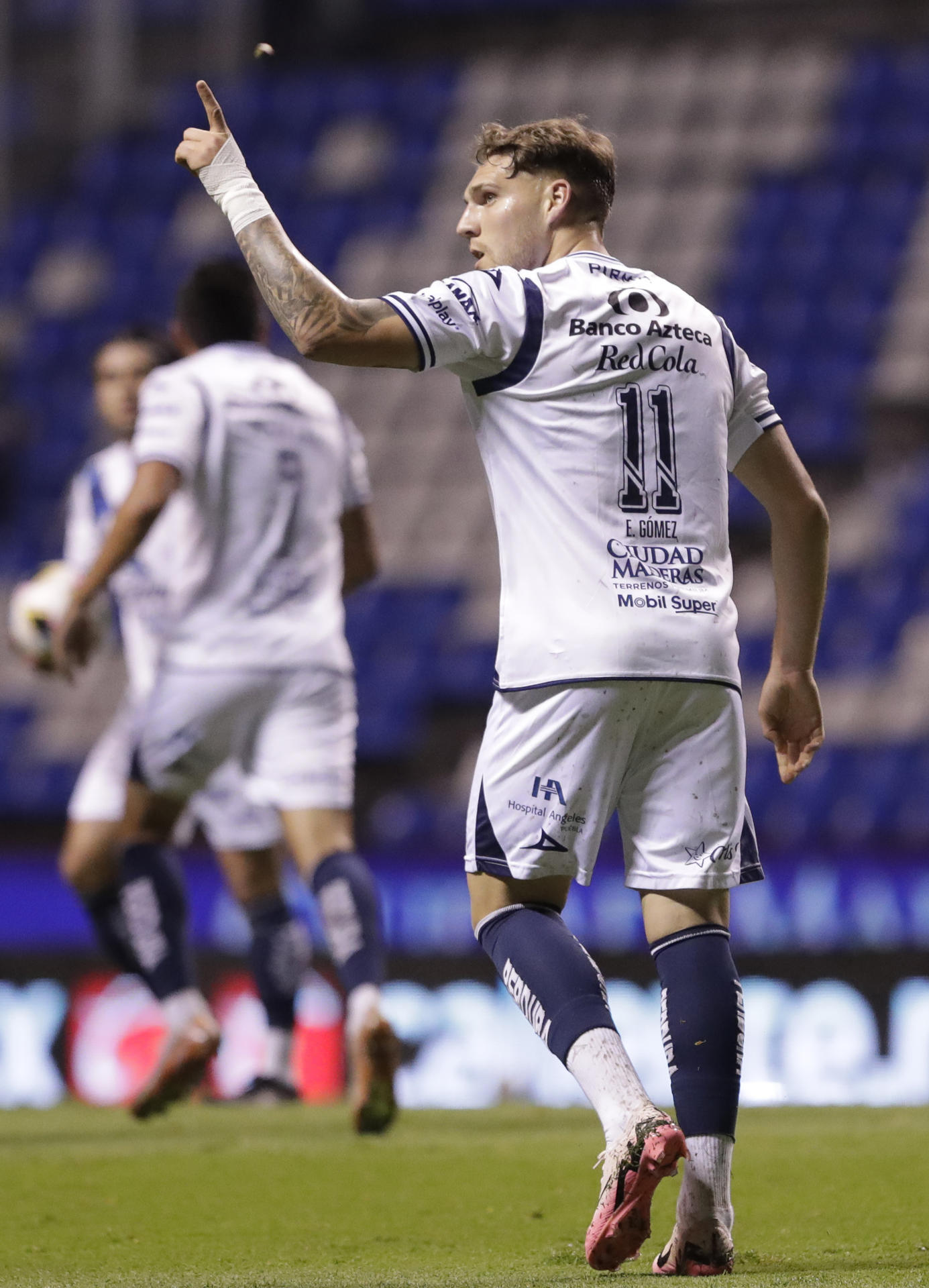 Diego de Buen (i) de Puebla disputa el balón con Nelson Deossa (d) de Pachuca este viernes, durante un partido del Torneo Apertura 2024 de la liga de fútbol mexicano, entre Puebla y Pachuca, en el estadio Cuauhtémoc en Puebla (México). EFE/ Hilda Ríos
