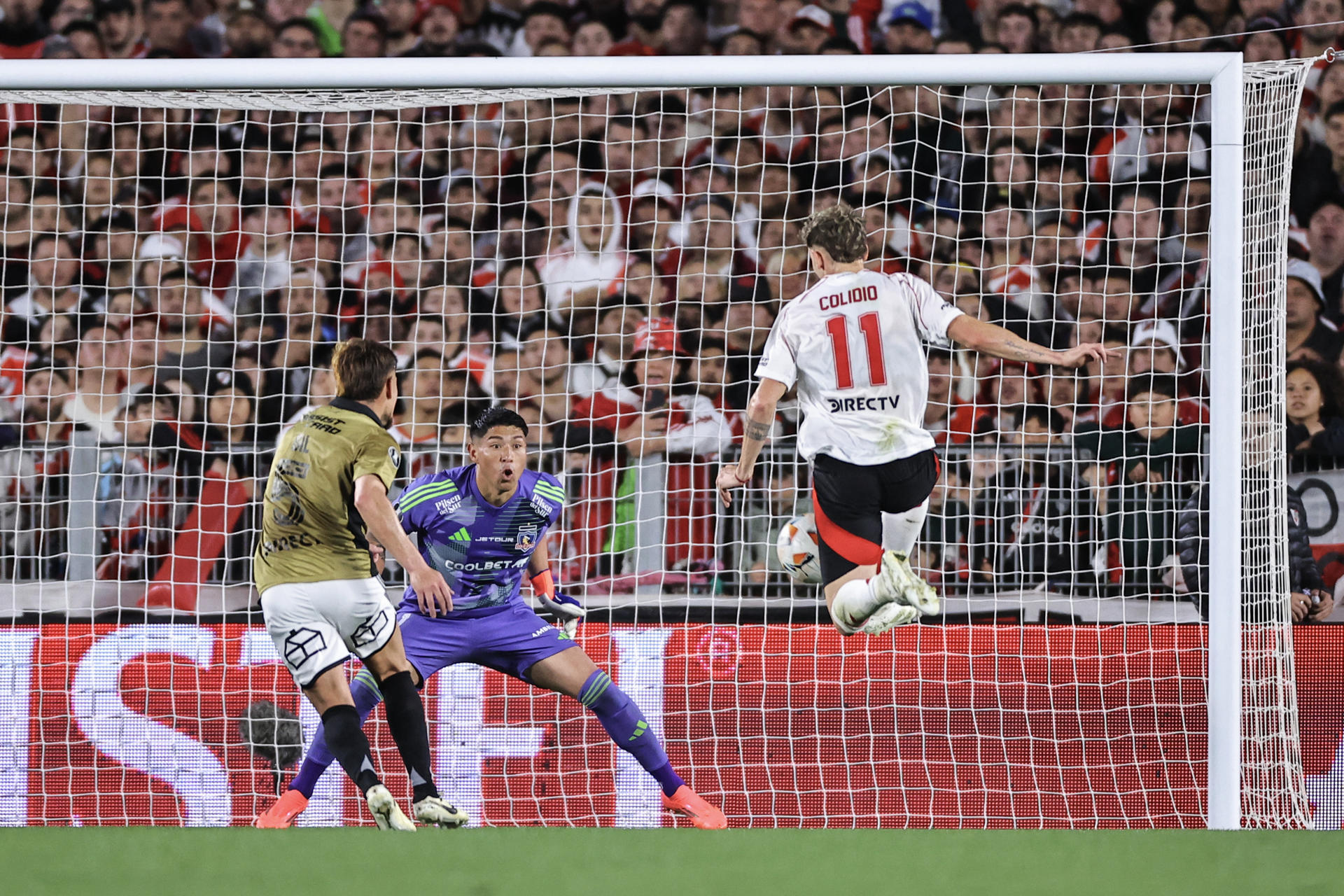 alt Con un gol de Colidio, River derrota a Colo Colo y se clasifica a semifinales