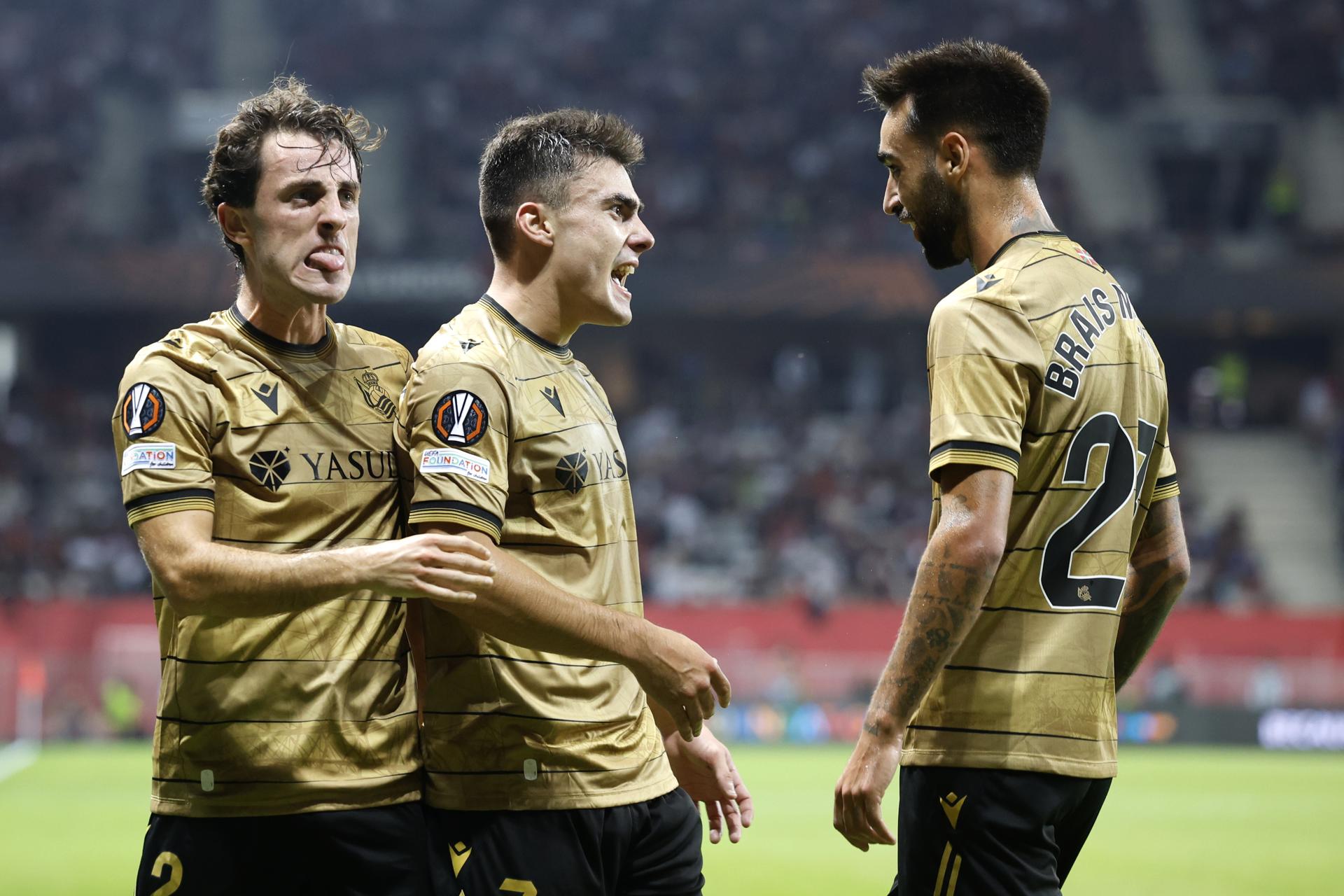 Ander Barrenetxea (c) celebra con sus compañeros de la Real Sociedad Álvaro Odriozola (i) y Braiz Méndez durante el primera partido de la Liga Europa que juegan Niza y Real Sociedad en Niza, Francia. EFE/EPA/SEBASTIEN NOGIER 