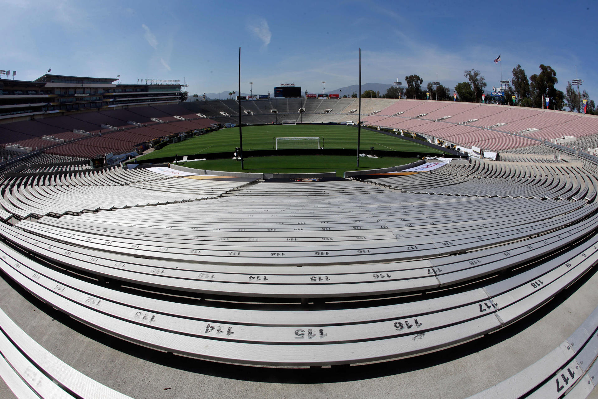 Fotografía del estadio Rose Bowl de la ciudad estadounidense de Pasadena, elegida este sábado por la FIFA como una de las sedes que albergarán en 2025 la primera edición del Mundial de Clubes. EFE/Juan Carlos Cárdenas
