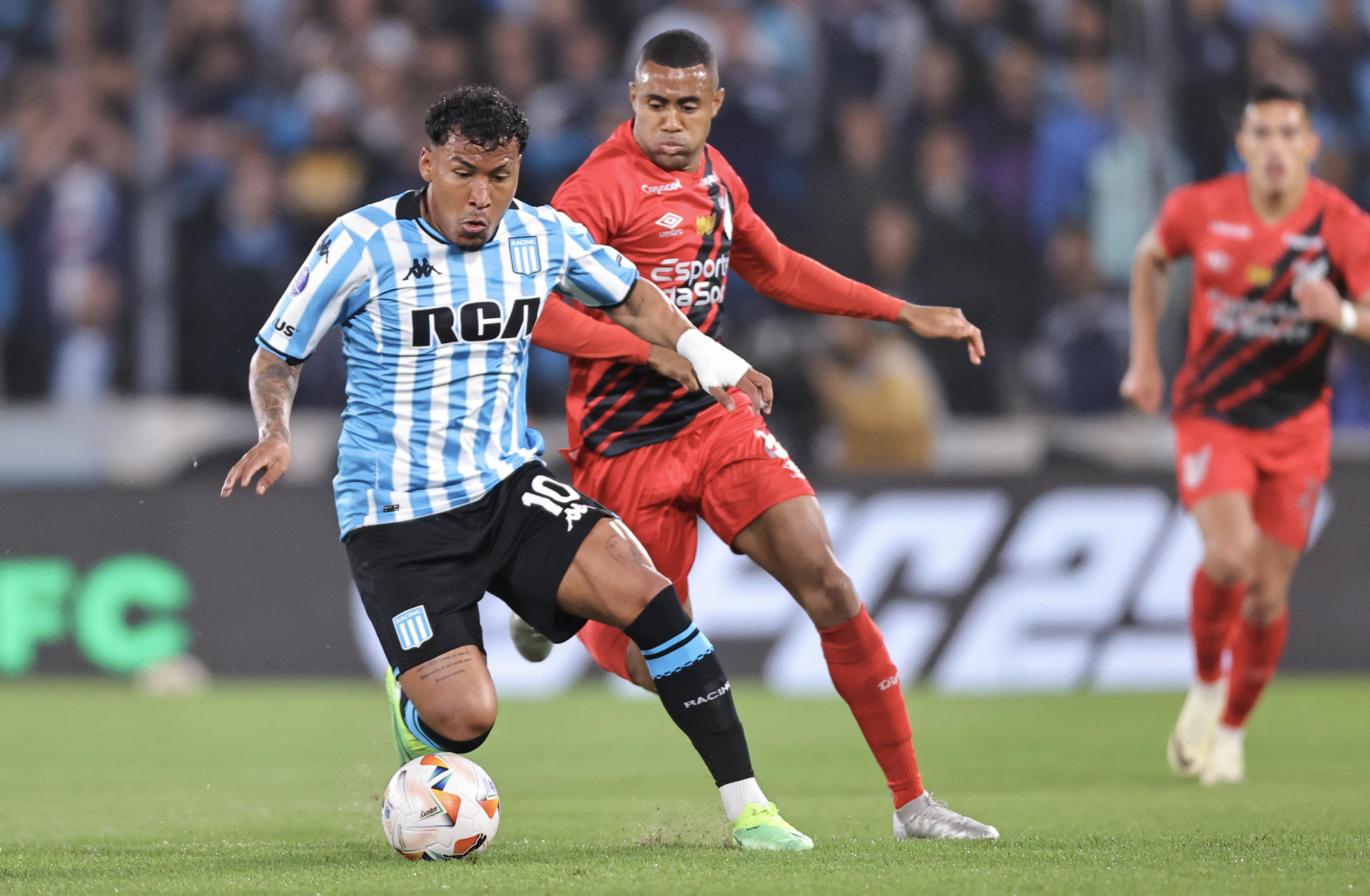 Roger Martínez (i) de Racing disputa un balón con Erick de Paranaense en el partido de vuelta de cuartos de final de la Copa Sudamericana. EFE/ Juan Ignacio Roncoroni 