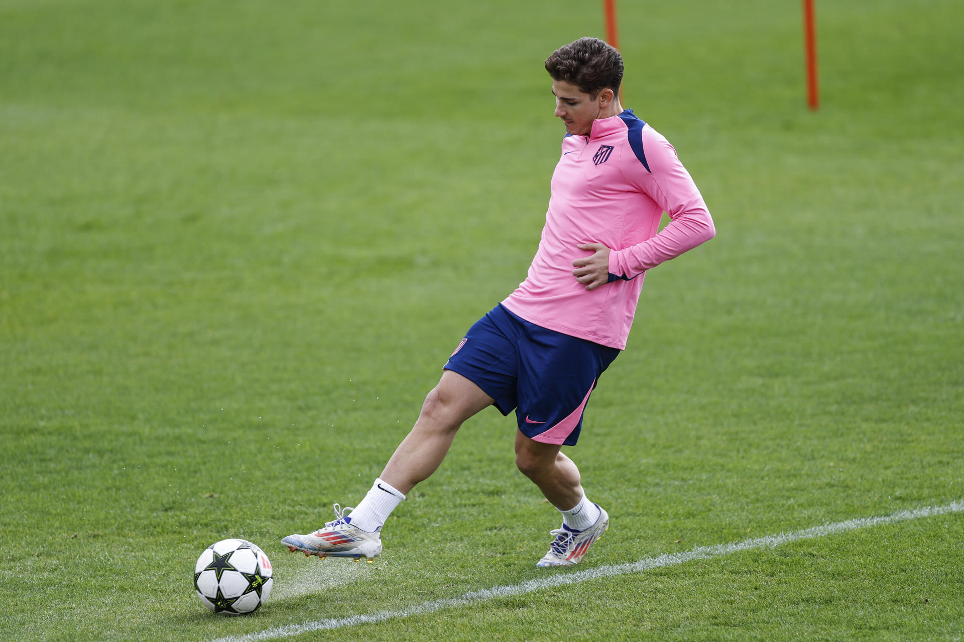 El argentino Julián Alvarez y el español Riquelme apuntan al once