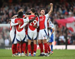 Los jugadores del Arsenal celebran el gol de Kai Havertz (C) durante el partido de la Premier League que han jugado Arsenal FC y Leicester FC, en Londres, Reino Unido. EFE/EPA/DANIEL HAMBURY