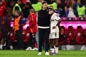 El entrenador del Leverkusen Xabi Alonso se abraza a Jeremie Frimpong durante el partido de la Bundesliga que han jugado Bayern Munich y Bayer 04 Leverkusen en Múnich, Alemania. EFE/EPA/ANNA