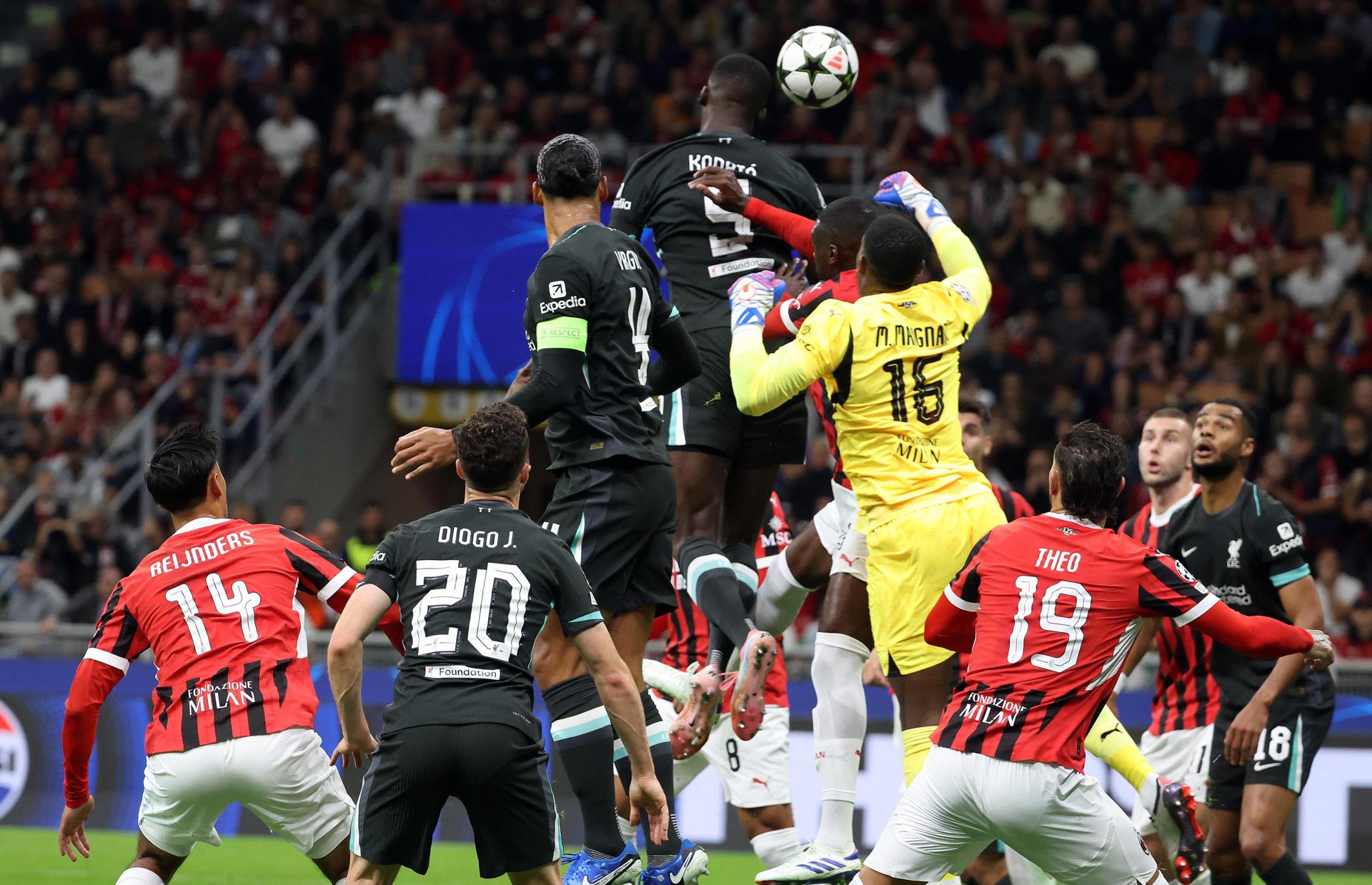El jugador del Liverpool Ibrahim Konate (C) logra el 1-1durante el partido de UEFA Champions League que han jugado AC Milan y Liverpool FC en el Giuseppe Meazza stadium en Milan, Italia. EFE/EPA/MATTEO BAZZI 