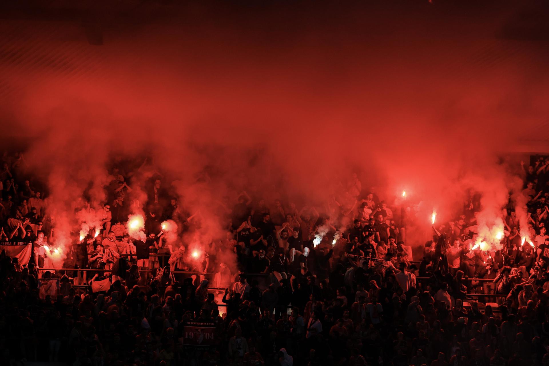 Fans del Benfica durante el partido de la Liga Portuguesa que han jugado Boavista y Benfica en el Bessa stadium, Oporto, Portugal.. EFE/EPA/JOSE COELHO
