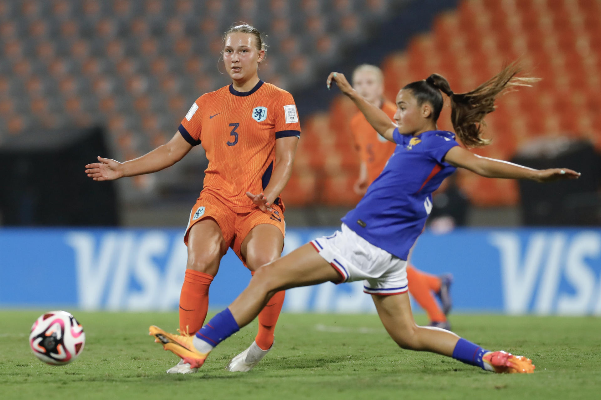 Maëlle Seguin (d) de Francia disputa un balón con Djoeke de Ridder de Países Bajosen un partido de los octavos de final de la Copa Mundial Femenina sub-20. EFE/ Luis Eduardo Noriega Arboleda