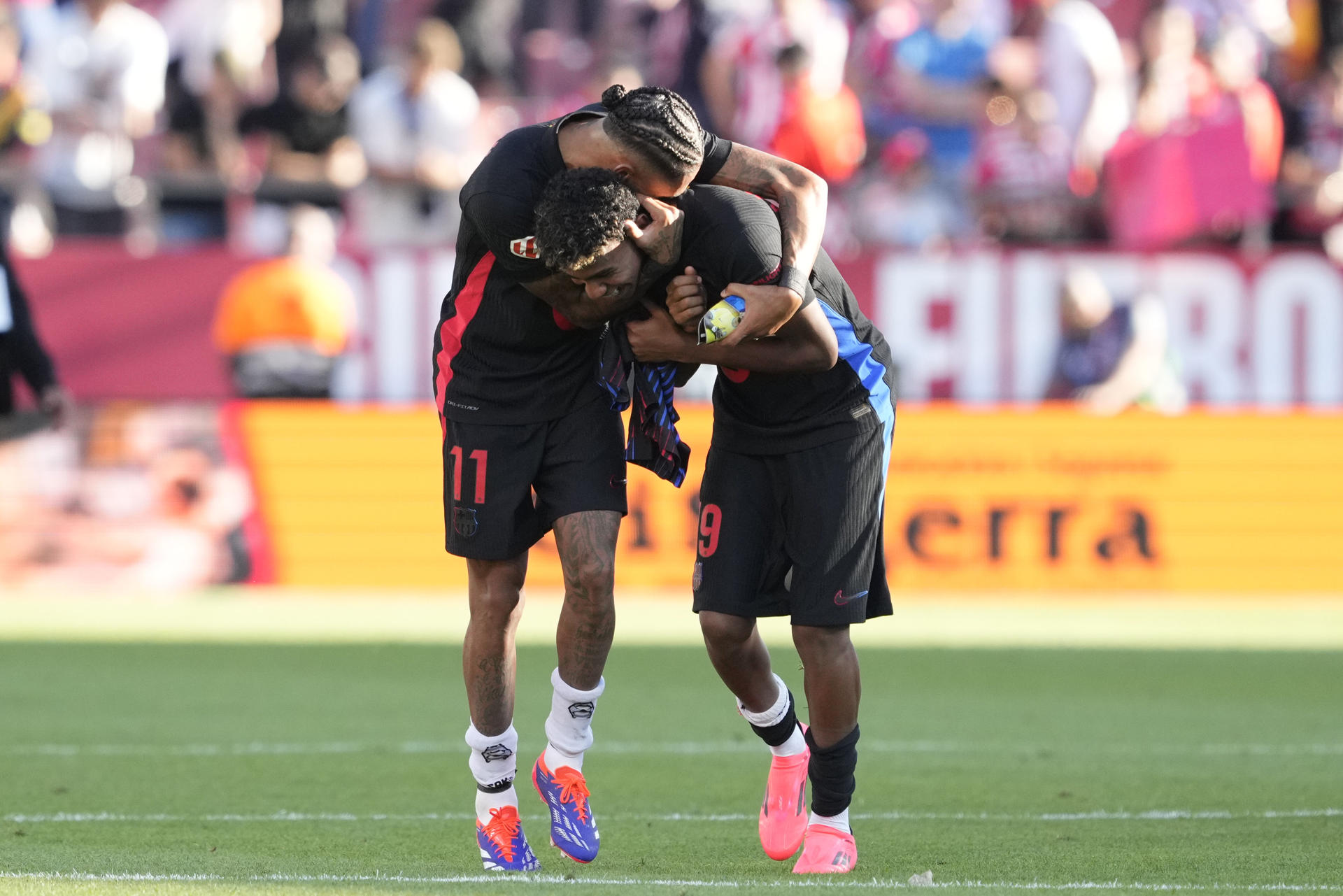 Los jugadores del Barcelona Rafinha y Lamine Yamal este domingo, durante el partido de la 5a jornada de LaLiga EA Sports, entre el Girona FC y el FC Barcelona, en el estadio Montilivi de Girona. EFE/ Alejandro Garcia 