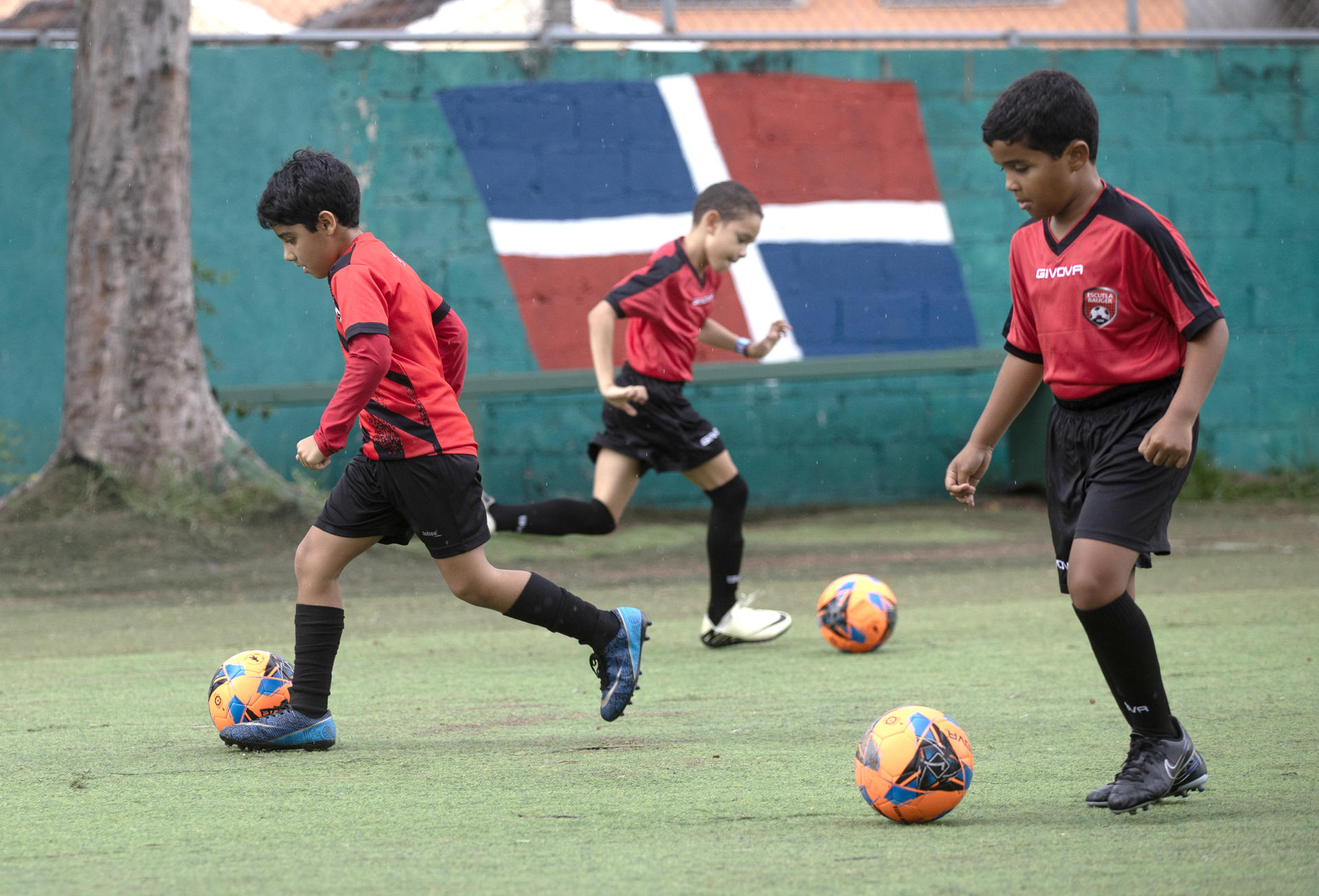 Niños de una escuela de fútbol de República Dominicana durante una práctica el 10 de septiembre de 2024. EFE/Orlando Barría 