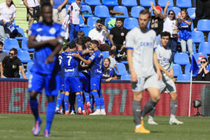 Los jugadores celebran el tanto del centrocampista del Getafe FC, Luis Milla ante el Deportivo Alavés durante el partido de LaLiga disputado en el Coliseum de Getafe, Madrid. EFE/ Fernando Alvarado