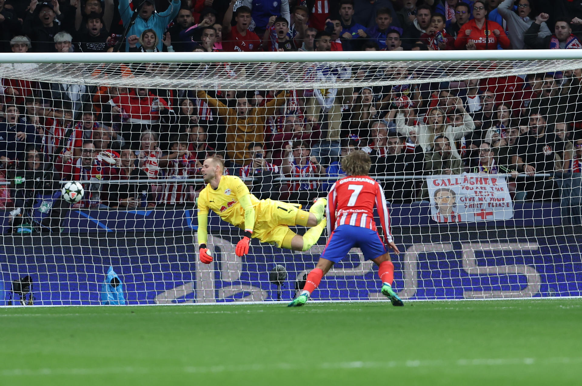 El guardameta húngaro del RB Leipzig, Peter Gulacsi, intenta detener el remate del delantero francés del Atlético de Madrid, Antoine Griezmann, en la jugada que ha significado el primer gol del equipo rojiblanco durante el encuentro correspondiente a la primera jornada de la Liga de Campeones que disputaron Atlético de Madrid y el RB Leipzig en el estadio Cívitas Metropolitano de Madrid. EFE/ Kiko Huesca. 