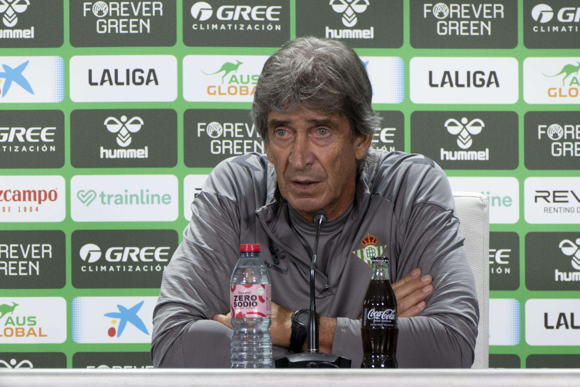 El entrenador del Betis Manuel Pellegrini durante la rueda de prensa posterior al entrenamiento llevado a cabo previo al partido que disputarán ante el Mallorca. EFE/David Arjona.